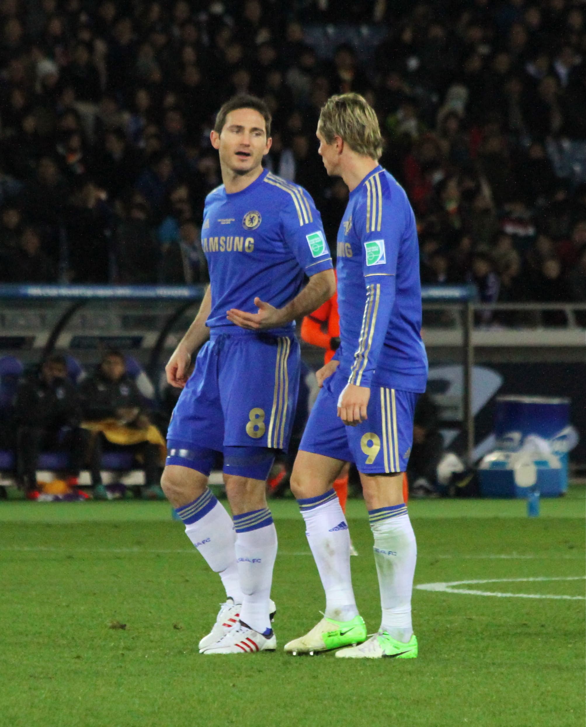 Fernando Torres and Frank Lampard combine on a counterattack for Chelsea.